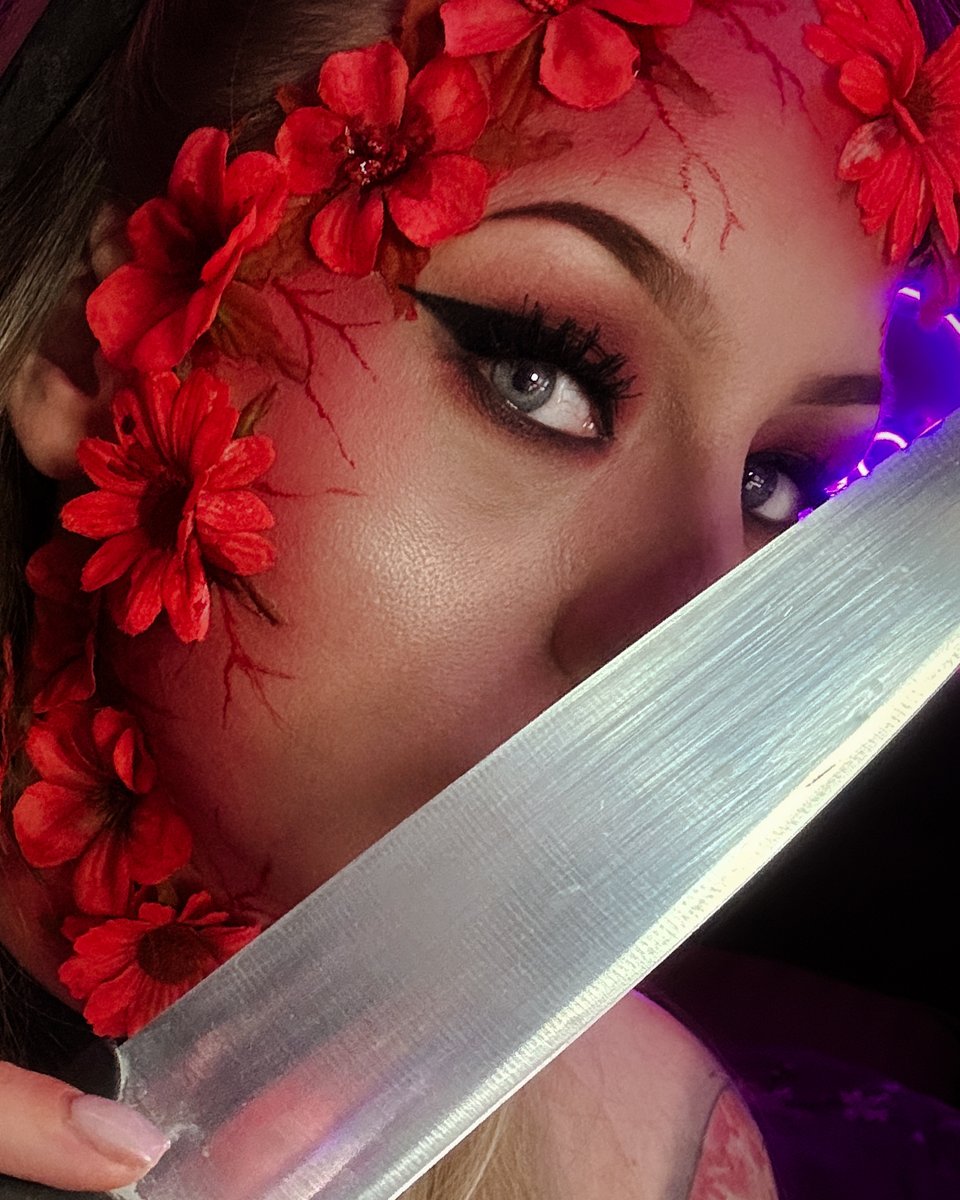 🌺🩸 Buried in blossoms, bound by the fog 🩸🌸
What’s your thoughts on Silent Hill f? 🔪