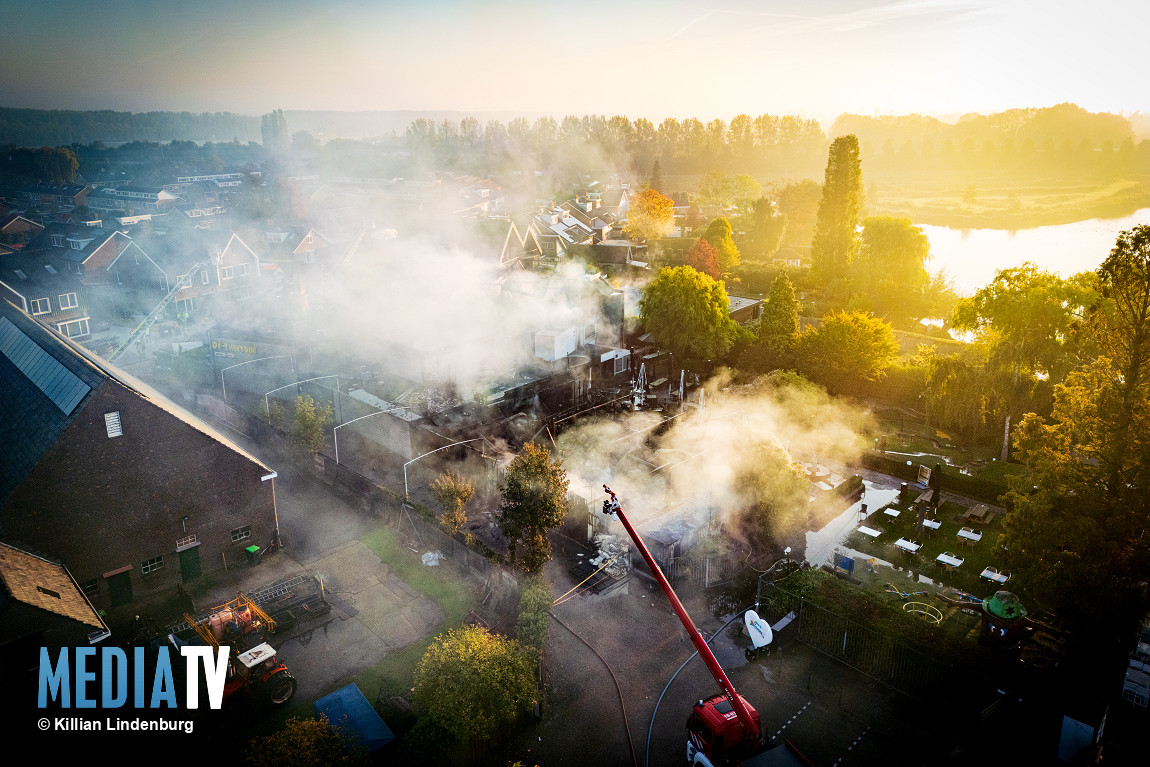 mediatvnl's tweet photo. UPDATE | Vanuit de lucht is de schade aan het complex goed te zien. De politie verricht onderzoek naar de oorzaak van de brand: kort voor het uitbreken is een man te zien die van het pand wegloopt. De politie is naar hem op zoek.
https://t.co/YUdKSOXcMp https://t.co/Er1WdGvTsf