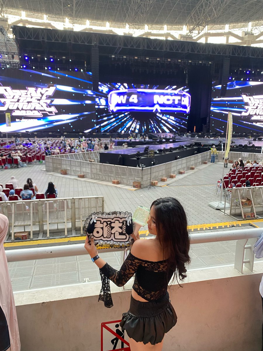 bi ౨ৎ tweet media