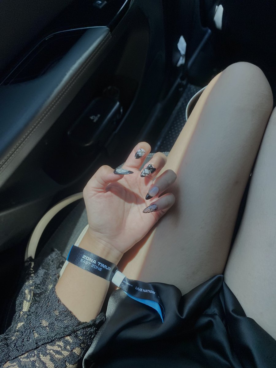 bi ౨ৎ tweet media