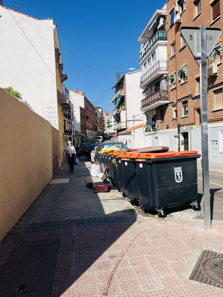 jdavilaleyva's tweet photo. No recogen la basura de calle Núñez con paseo de la dirección y calle Francos Rodríguez 28039 están sucias las calles y la basura regada por las calles y quieren cobrar tasa de residuos. No hacen caso a los reclamos presentados y exigen que se pague la tasa de residuos.@MADRID https://t.co/4iWSTlSsID