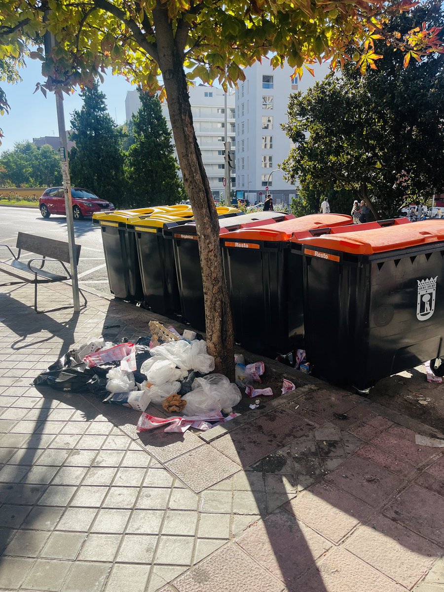 jdavilaleyva's tweet photo. @MADRID recoger ma basura de calle Núñez con paseo de la dirección y calle Francis Rodríguez están sucias las calles y la basura regada por las calles y quieren cobrar tasa de residuos. No hacen caso a los reclamos presentados y exigen que se pague la tasa de residuos. https://t.co/HTvtRt8iQL