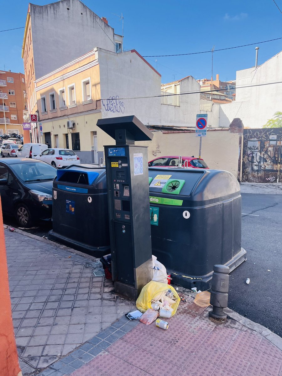 jdavilaleyva's tweet photo. @MADRID recoger ma basura de calle Núñez con paseo de la dirección y calle Francis Rodríguez están sucias las calles y la basura regada por las calles y quieren cobrar tasa de residuos. No hacen caso a los reclamos presentados y exigen que se pague la tasa de residuos. https://t.co/HTvtRt8iQL
