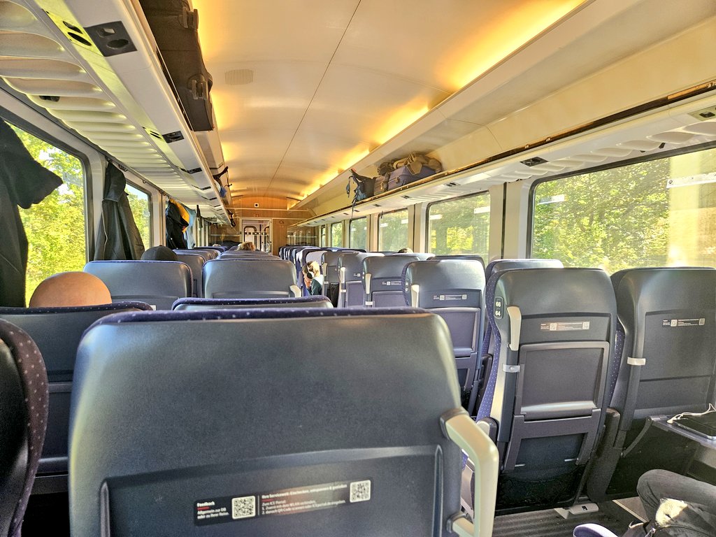 Goeiemorgen! 

Vandaag een dagje treinen. Even een afscheidsritje doen met de getrokken DB intercity rijtuigen. 

Binnenkort verdwijnen deze rijtuigen op de IC Berlijn verbinding vanuit Amsterdam, dus nog even een keertje van genieten 😍