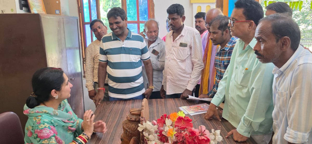 malvikadevibjp's tweet image. ଆଜି ଭବାନୀପାଟଣା ସ୍ଥିତ ଆମ ବାସ ଭବନ ରେ ବିଭିନ୍ନ ଅଞ୍ଚଳ ରୁ ଆସିଥିବା ଲୋକ ଙ୍କ ସମସ୍ୟା ଶୁଣି ତାର ସମାଧାନ କଲି।

Public Grievance at my Residence