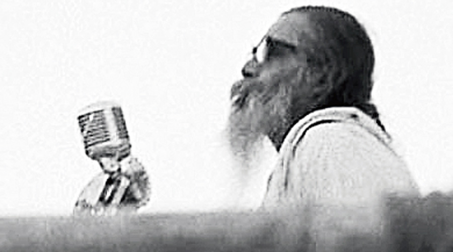 हिंदुस्तान में बाहर से आए लोगों को हिंदू संस्कृति और भाषा अपनानी होगी, हिंदू धर्म का आदर करना और उस पर श्रद्धा रखना सीखना होगा, अपने किसी भी अलग अस्तित्व को त्याग देना होगा और या फिर पूरी तरह हिंदू राष्ट्र की अधीनता में बिना किसी चीज पर दावा किए, बिना किसी विशेषाधिकार के, नागरिक