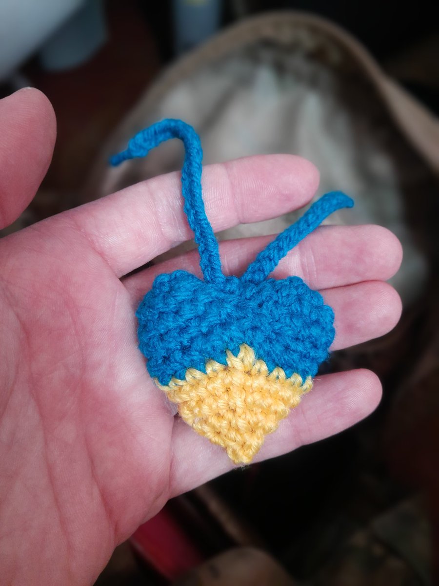 Зранку в палату зайшла жіночка, привітала зі святом, принесла тортики. Часто чую про  упереджене ставлення до військових, про те, як хтось не хоче носити форму в місті, щоб його не прийняли за ТЦК, але особисто ніколи з таким не стикався, навпаки, завжди люди були дуже приязні