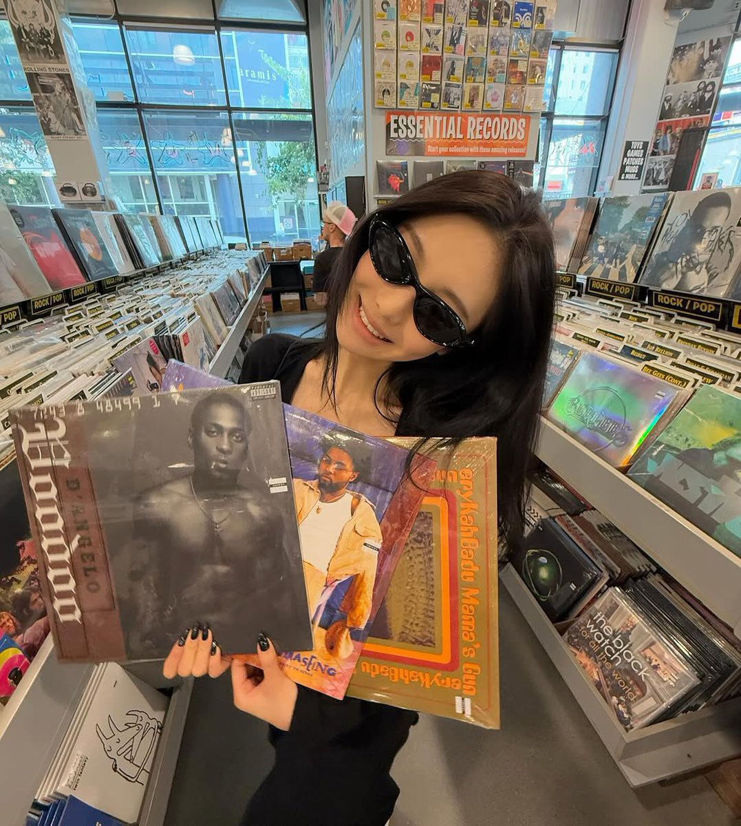 Yizzheo's tweet photo. Forget candlelit dinners. Take me to the record store instead, let’s get lost in the aisles and argue over which classics are overrated :p https://t.co/MTTGLoRepy