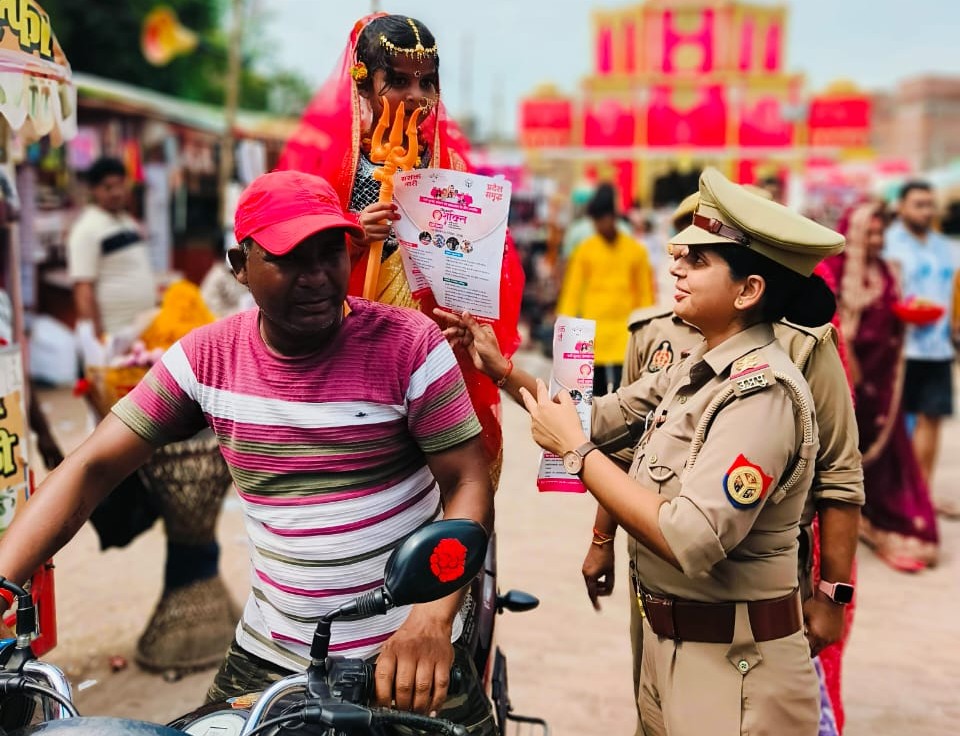 #SP_MRJ के निर्देशन में #MissionShakti5 के तहत द्वारा थाना #कोतवाली द्वारा कस्बो/दुर्गा पंडालो में मिशन शक्ति फेज 5.0 के बारे में महिलाओ/बच्चों को कानूनी प्रावधानो,हेल्पलाइन नम्बर,साइबर अपराध,डिजिटल अरेस्ट एवं शासन की योजनाओ के बारे में जागरूक किया गया। 
#MissionShaktiUPP
