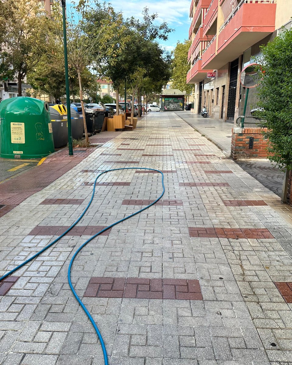 ✅ Trabajos de <a href="/LimasamOficial/">Limpieza de Málaga</a> en diferentes puntos de #CruzdelHumilladero.

📍 Baldeo con minihidro en C/ Fernández Fermina