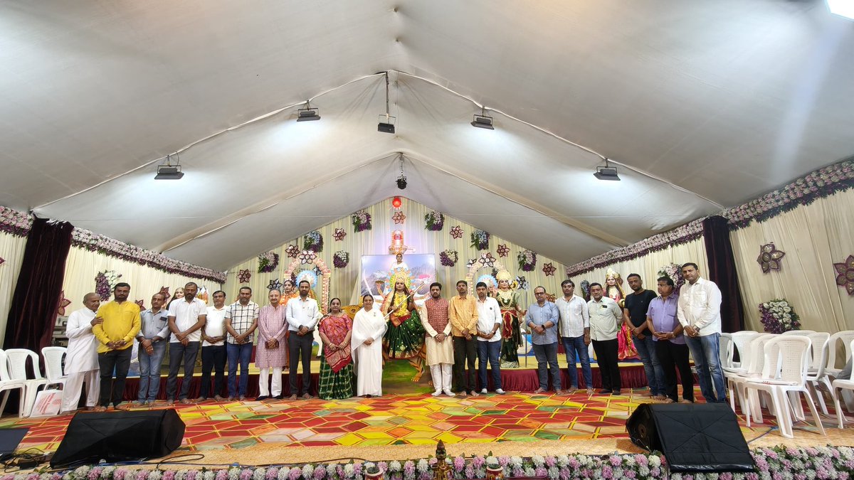 અમરેલી ખાતે નવરાત્રી મહોત્સવ અંતર્ગત બ્રહ્માહ કુમારી દ્વારા તૈયાર કરવામાં આવેલ માં દુર્ગાના પંડાલમાં ઉપસ્થિત રહી દેવી જાખીના દર્શન કર્યા હતા.

अमरेली में नवरात्री महोत्सव के तहत ब्रह्माह कुमारी द्वारा तैयार किया गया मां दुर्गा के पंडाल में उपस्थित रहकर देवी जाखी के दर्शन किए।