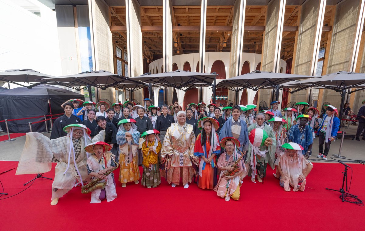 ItalyExpo2025's tweet image. #イタリア館 の前で、「𝐊𝐔𝐑𝐀𝐆𝐄 𝐍𝐎𝐇 – 𝐉𝐢𝐫𝐢𝐧: 𝐓𝐡𝐞 𝐂𝐢𝐫𝐜𝐥𝐞 𝐨𝐟 𝐓𝐢𝐦𝐞 – 𝐄𝐯𝐞𝐫 𝐭𝐮𝐫𝐧𝐢𝐧𝐠」が上演されました。

本作は#Expo2025 #大阪 に向けて、中島さち子氏率いる KURAGE Band と 山本能楽堂 のコラボレーションから生まれた新しい舞台作品です。…
