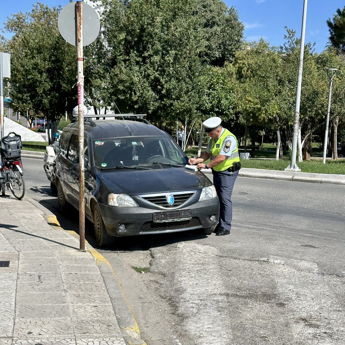 Yer Yunanistan.Hatalı park etmenin cezası ilk önce plaka sökmekle başlar.<a href="/asayisberkemal0/">Asayiş Berkemal</a> <a href="/EmniyetGM/">Türk Polis Teşkilatı</a> <a href="/AliYerlikaya/">Ali Yerlikaya</a> #trafik #ceza