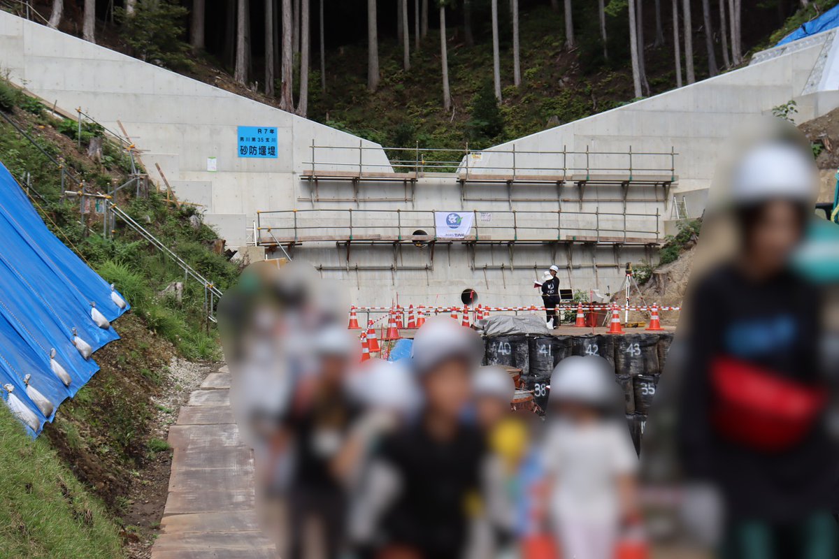 tokai_kisya's tweet image. 岡崎市立宮崎小学校の児童が、学校の裏山で建設が進む砂防ダムを見学しました。ダムは幅40m、高さ13mで土石流を受け止め、学校を守る役割があります。
＃東海愛知新聞
#岡崎市 
＃土砂災害
＃土石流