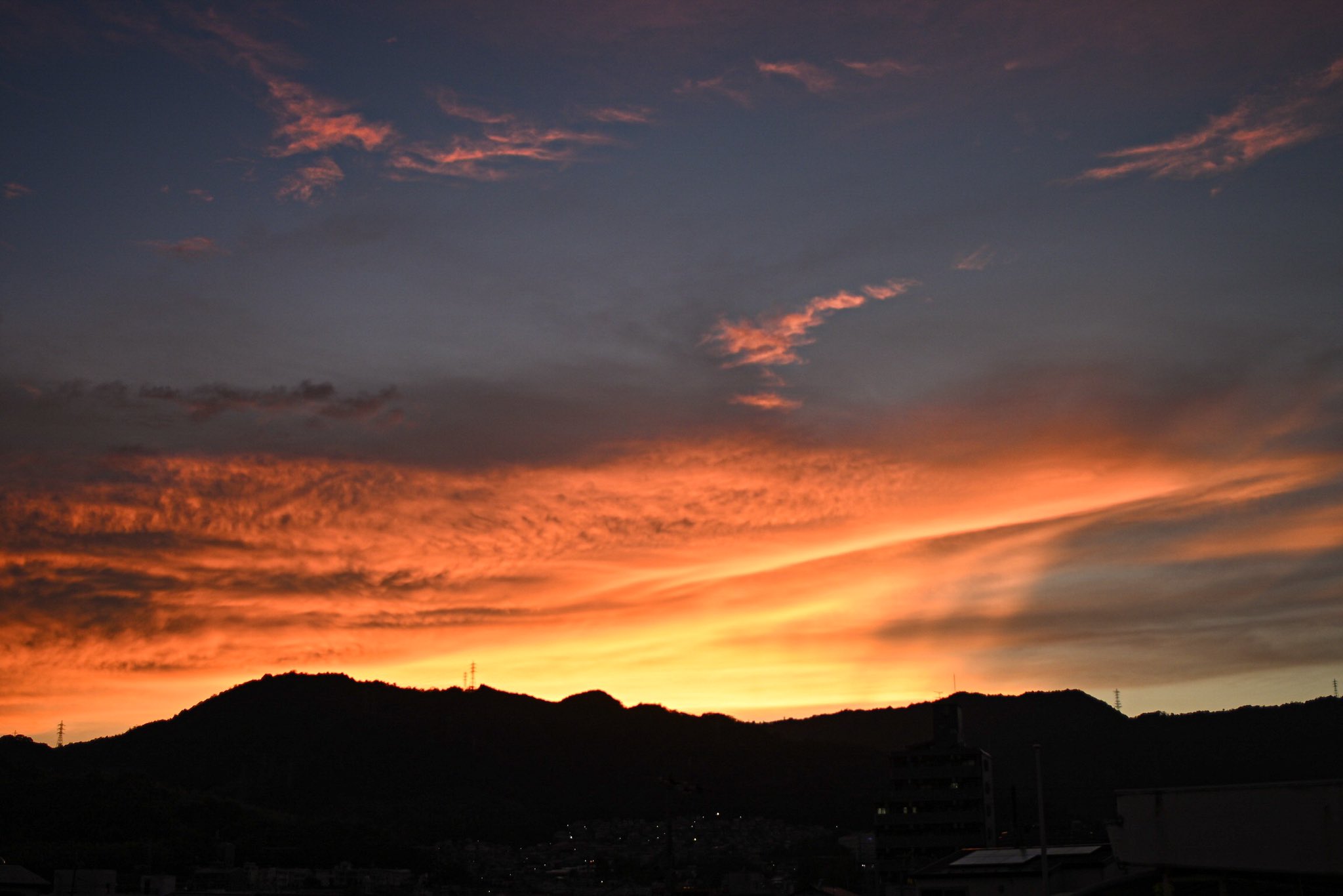 夕焼けの遠景 夕暮れの江川海岸で海上電柱列と夕日と富士山と工場夜景と星景