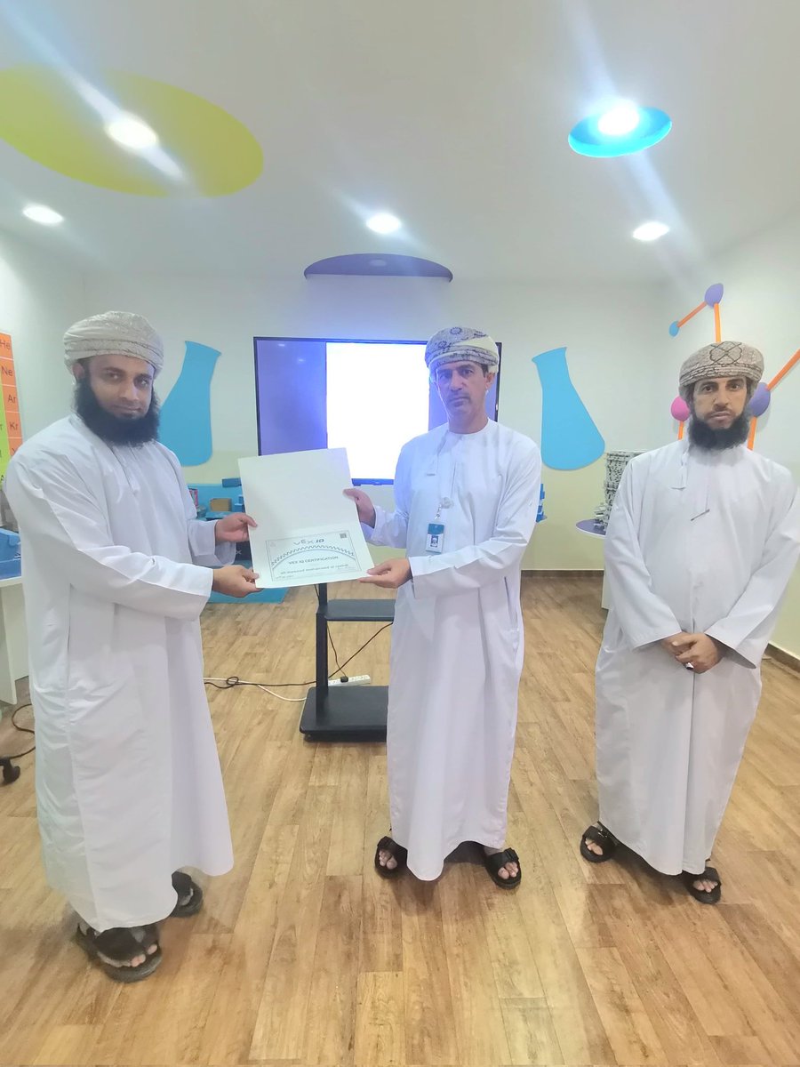 EduGovNsq6303's tweet photo. اختتم مركز الإستكشاف العلمي بمحافظة شمال الشرقية الفترة التدريبية لروبوتات الـVexIQ 🤖، وكذلك تم تكريم الأستاذ علي بن مسعود الراشدي والأستاذ حميد بن راشد السنيدي تقديراً لجهودهما خلال فترة التدريب؛ بالروبوتات نلهم عقول طلابنا، وبعطاء المعلم نصنع مستقبلًا مبدعًا 🤖✨
#VEXIQ https://t.co/dtHpRdmgpx