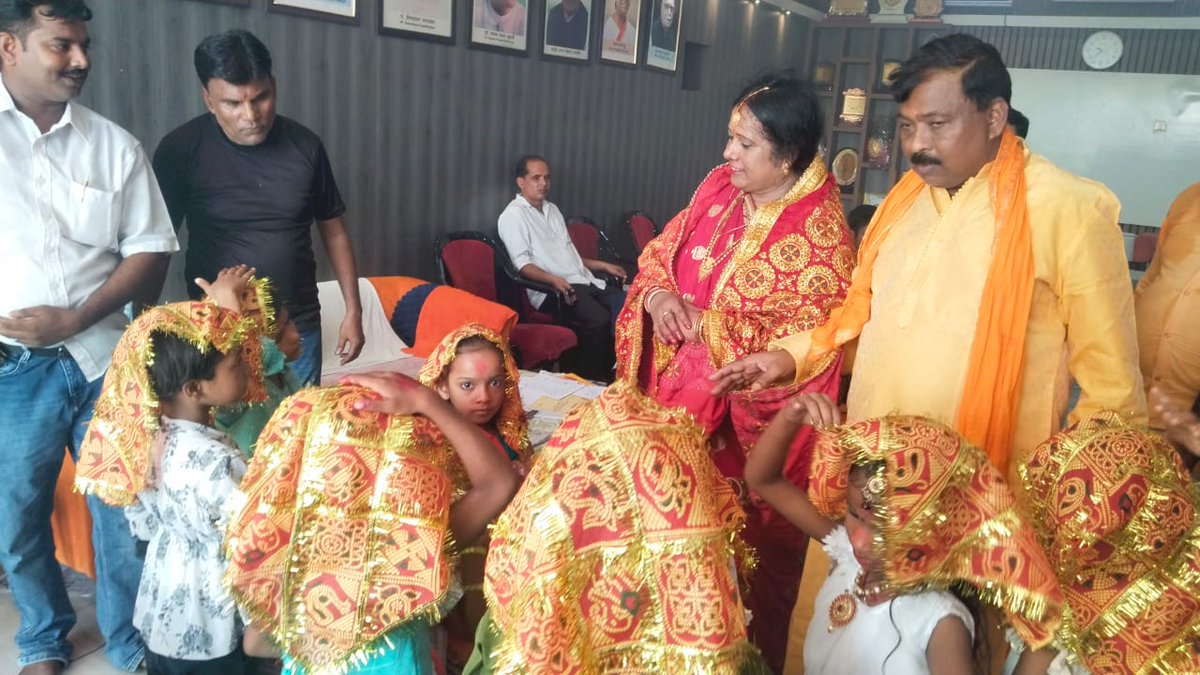 आज मौर्या फार्म हाउस में नव दुर्गा स्वरूप नव कन्याओं का पूजन कर आशीर्वाद लिया एवं भंडारा कार्यक्रम का शुभारंभ किया। 
साथ ही माँ दुर्गा की विधिवत हवन एवं आरती में सम्मिलित होकर क्षेत्रवासियों के सुख, शांति और समृद्धि की कामना की।
भक्ति और आस्था से भरा यह क्षण वास्तव में अद्वितीय