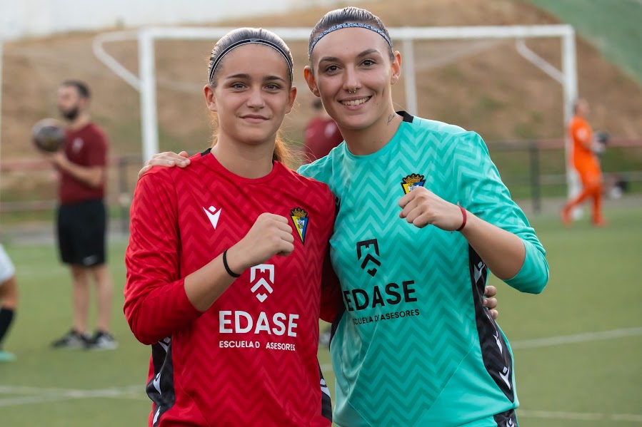 CadizFutFem's tweet photo. 𝑳𝑨 𝑷𝑶𝑹𝑻𝑬𝑹𝑰́𝑨 || Elena Gómez y Sara Hidalgo son las guardianas de la portería del #CádizFem.

En la 1ª jornada, Elena estuvo bajo palo. Y el pasado domingo, Sara sumó la 1ª portería a cero con buena actuación.

🔸La alternancia será norma habitual durante la temporada. https://t.co/iKO8wUUfdj