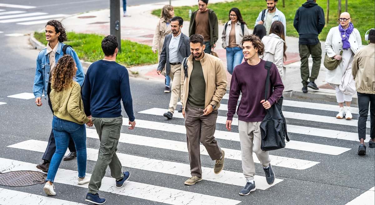 Las características psicológicas de las personas que dan las gracias con la mano a los coches cuando les dejan cruzar la calle dozz.es/9fkea1