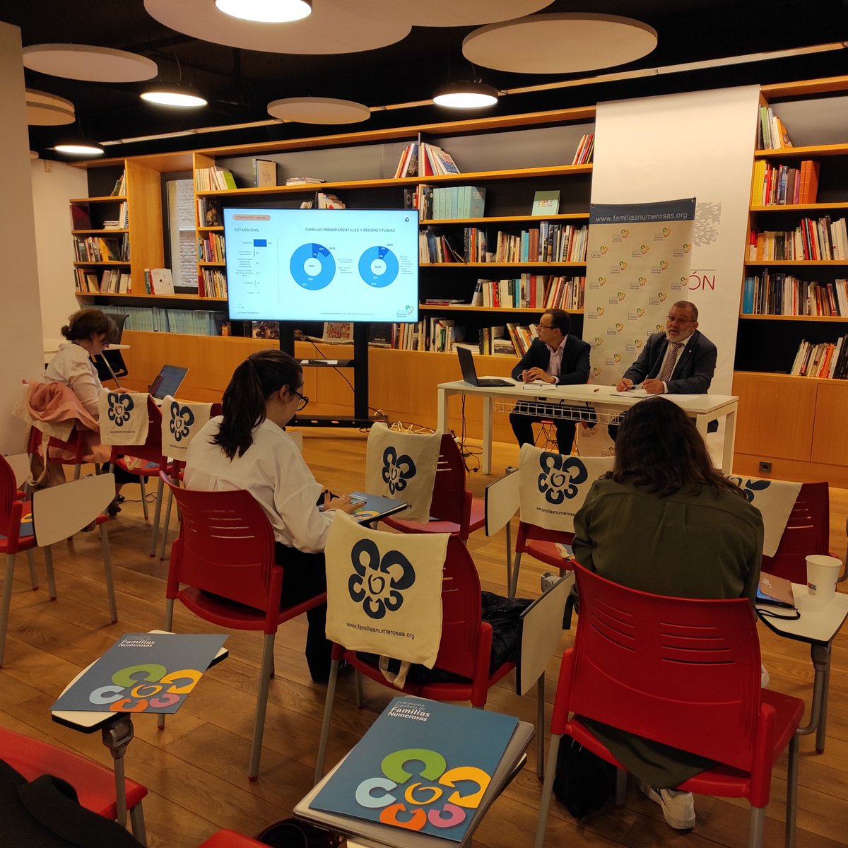 Estamos presentando el Estudio de #FamiliasNumerosas, un retrato sobre los hogares con +hijos que confirma que la #conciliación es su principal problema. 👉 9 de cada 10 creen que las políticas actuales "no se ajustan a la realidad" y piden apoyo directo: la prestación por hijo.