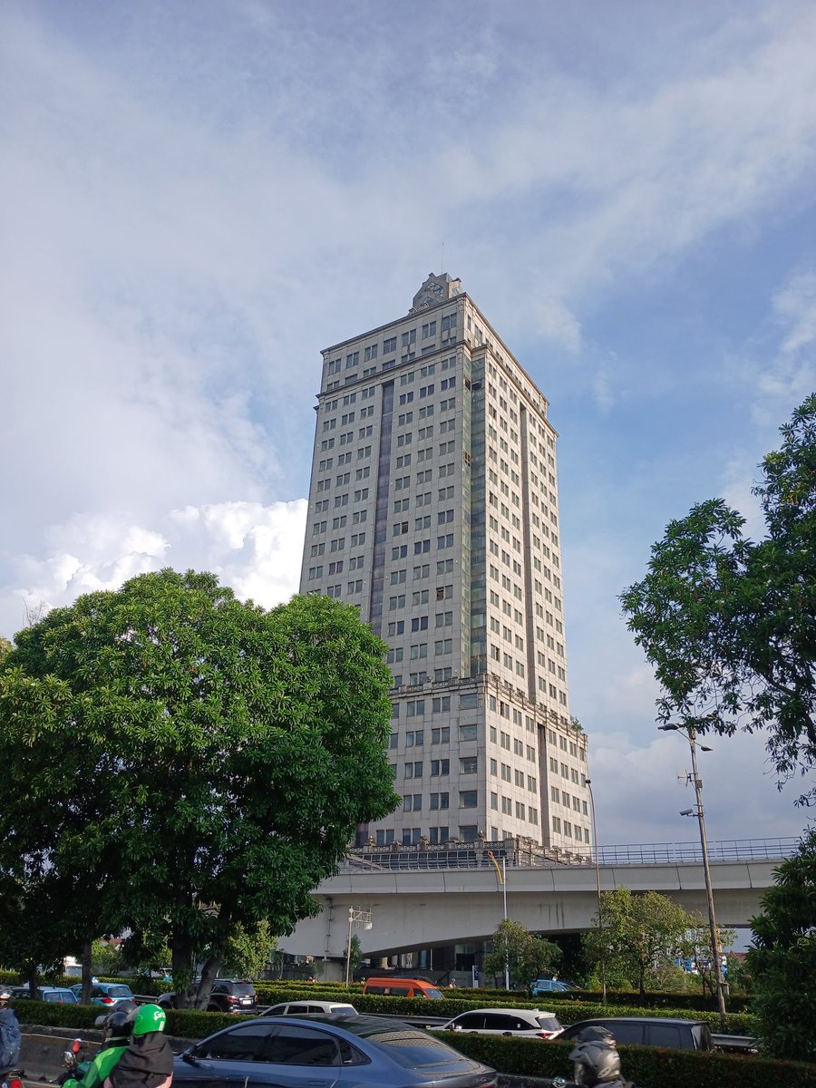 ini gedung kenapa udah lama gak dirobohin ya?