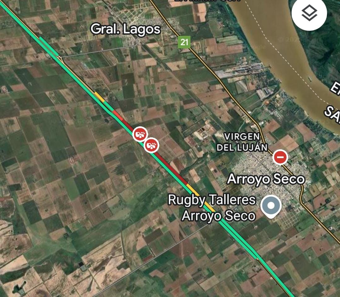 #Radiópolis | 🔴#Urgente #AlertaTránsito - 
🚛Tres camiones colisionaron en la autopista Rosario-Buenos Aires, en el KM 269 a la altura de Arroyo Seco, mano a Rosario.
🔻Un conductor falleció y la calzada permanecía reducida.
👉Informa <a href="/jdhuerga/">Juan Diego Huerga</a>