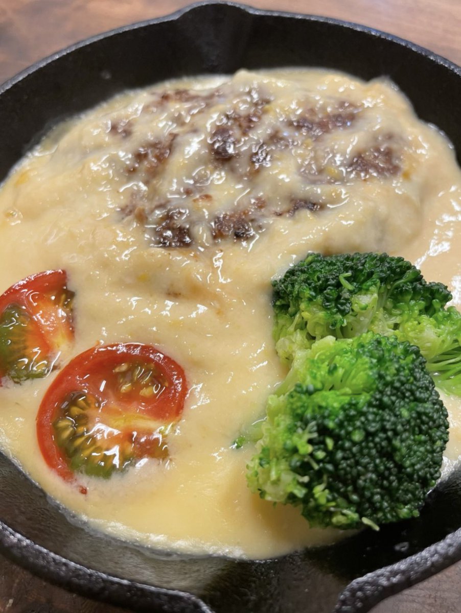 ichikuma1818's tweet photo. 少し秋らしくなってきましたね🍁
秋といえば食欲の秋😋
美味しい煮込みハンバーグ如何でしょうか？
簡単温めるだけです👍 https://t.co/Cjbknq03Kt
