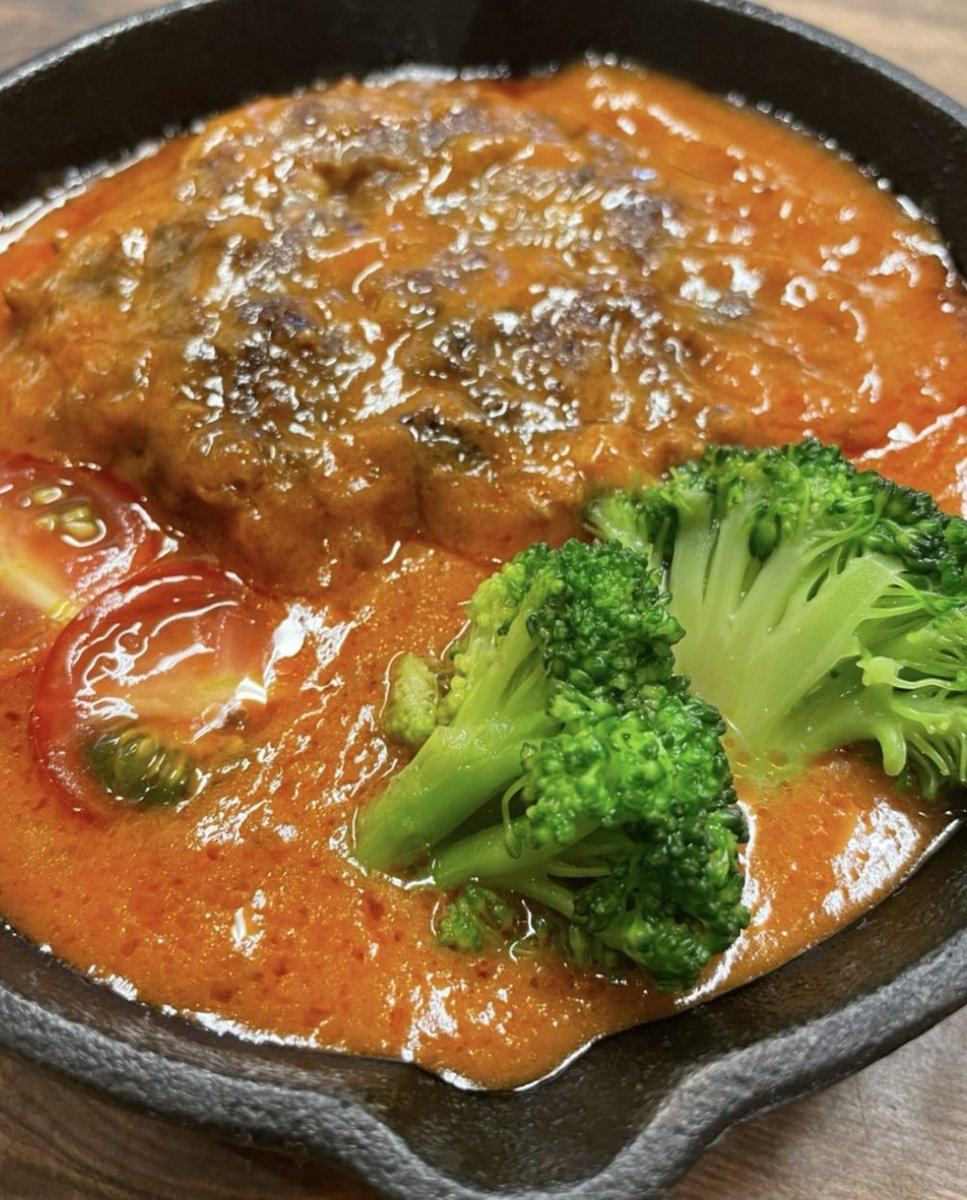 ichikuma1818's tweet photo. 少し秋らしくなってきましたね🍁
秋といえば食欲の秋😋
美味しい煮込みハンバーグ如何でしょうか？
簡単温めるだけです👍 https://t.co/Cjbknq03Kt
