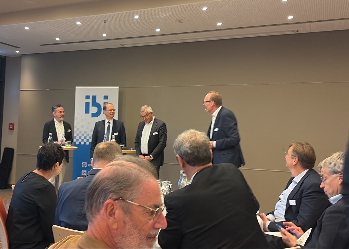 DPS_Gruppe's tweet image. Unser Tag 3 auf der #SIBOS startete mit dem Frühstücksmeeting von ibi research. Dort entspann sich eine sehr interessante Diskussion über die Zukunft des Zahlungsverkehrs - u.a. mit Gregor Roth (DZ Bank), Matthias Schmudde (Bundesbank) und @FabioDeMasi. Danke an alle Beteiligten!