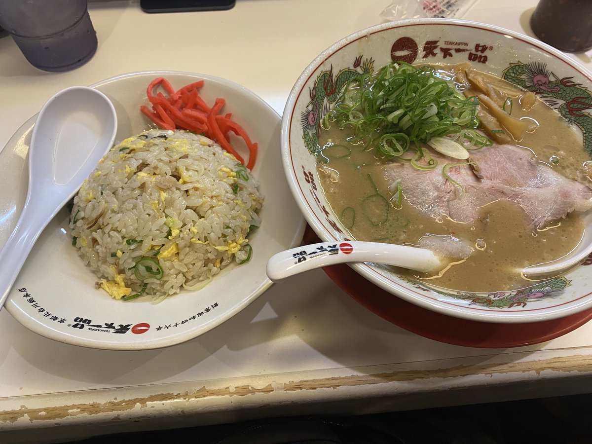 眩しい陽差しを背に 走り出す街の中
たたかれた いつものように肩を
君に夢中なことに 理由なんてないのに
その腕は 絡むことはない
