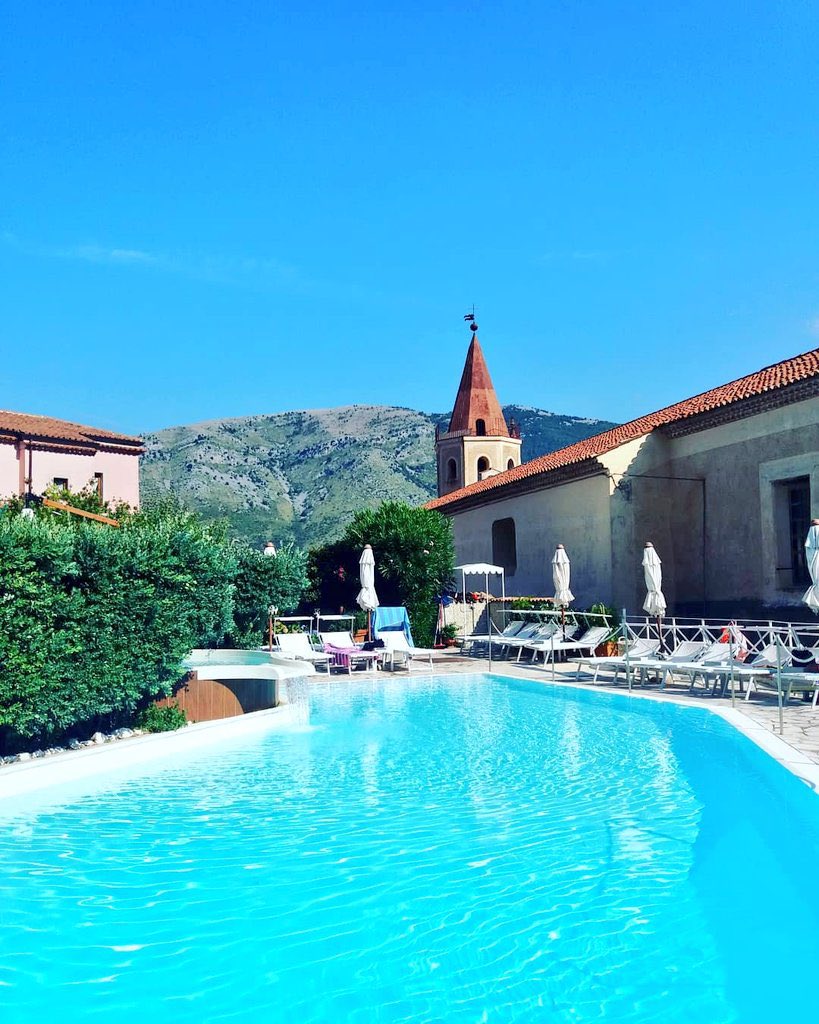 Con la bella giornata di oggi, il tartufo di Pizzo a bordo piscina è perfetto 🍧

 #1ottobre #caldo #relax #Maratea #luxuryhotel #Ottobre2025 #holidays #stillopen #October1st