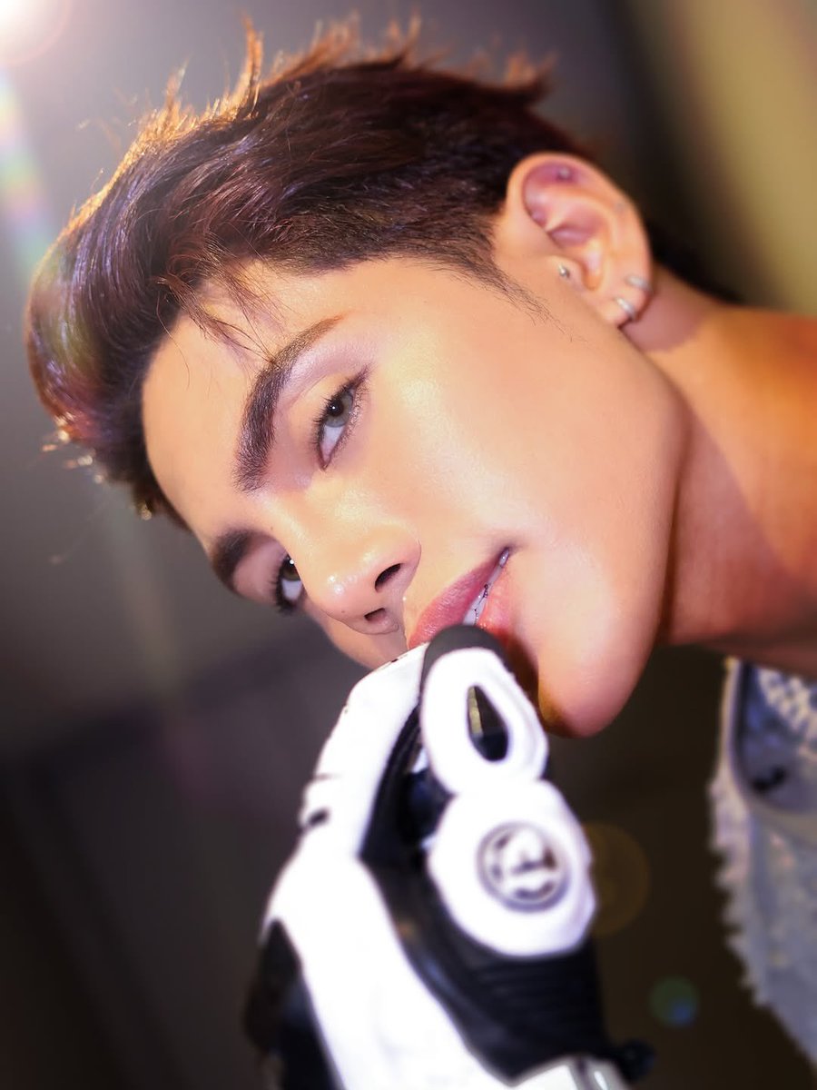 Our sunshine turning into a full-on heart thief. Also, the jaw lineeeee🤧🫠

<a href="/stellajero_/">Stell Ajero</a>  #SB19_STELL  #Stell