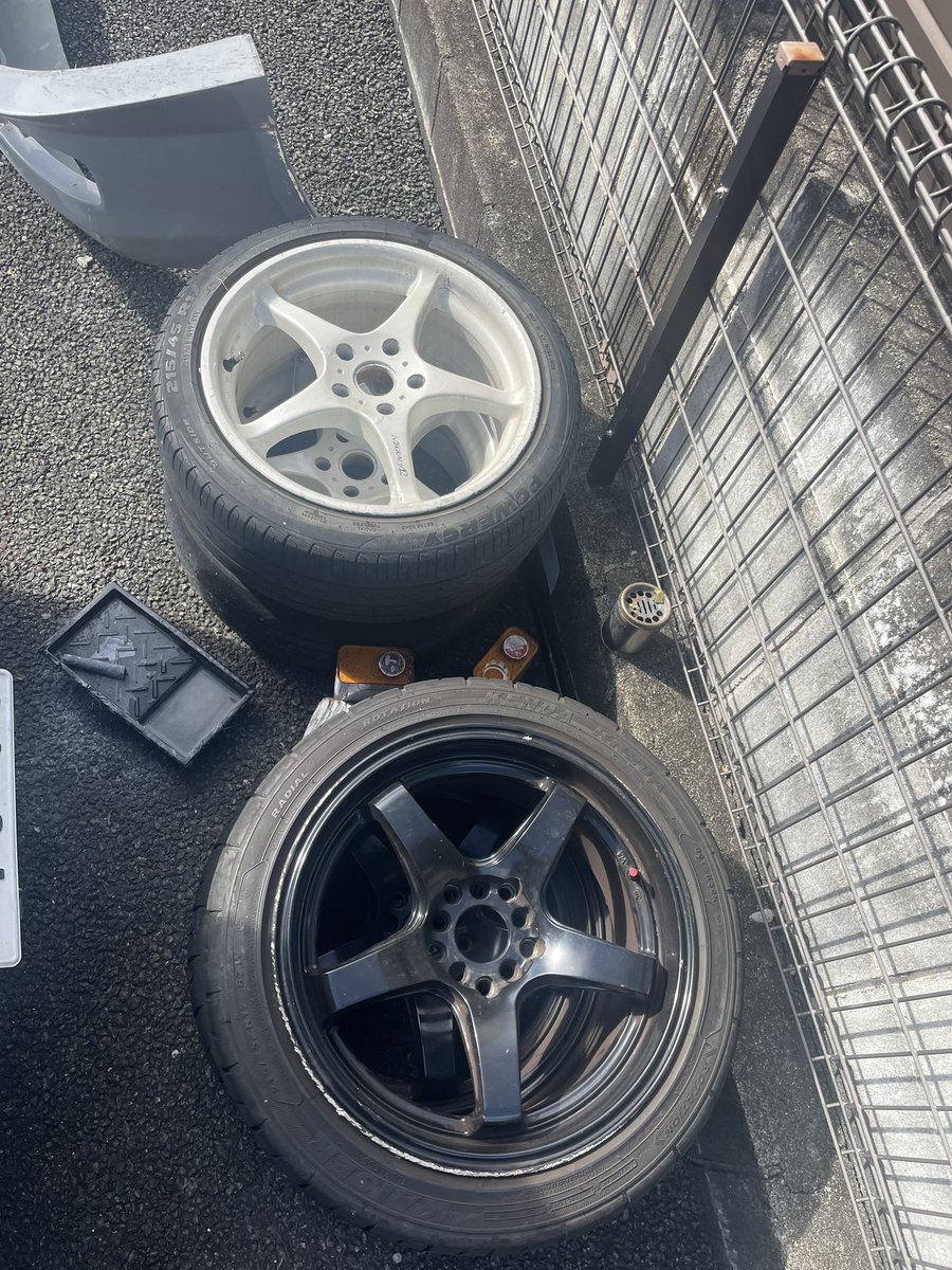 ha11s_mk's tweet photo. 誰か2万5千円で4本持って行ってー
黒が17インチ 8jたぶん+35 
KR20A溝あり内減りちょいしてる
白が17インチSSR integral A2 7j +32
エコタイヤ ほぼ溝なし
ドリケツとかで欲しい人いればー https://t.co/r5PT3DHa9Z