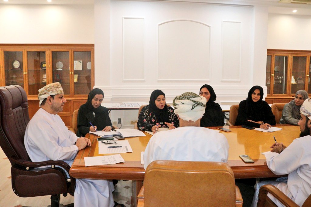 EduGovMct's tweet photo. #تعليمية_مسقط
عقد اليوم اجتماع للفريق التشغيلي لنظام درب السلامة برئاسة الفاضل/الدكتور علي بن سالم الشكيلي المدير العام للمديرية العامة للتربية والتعليم لمحافظة مسقط وحضور الفاضلة الدكتورة المديرة العامة المساعدة للتعليم، حيث تضمن الاجتماع استعراضا للموقف التنفيذي لتفعيل النظام في مدارس المحافظة، والاطلاع على التحديثات الجديدة فيه.
وفي نهاية الاجتماع وجه الفاضل الدكتور المدير العام أعضاء الفريق إلى تكثيف العمل و التنسيق مع إدارات المدارس لتفعيل النظام بشكل كامل  لضمان سلامة الطلبة في الحافلات المدرسية.
#فعاليات_تعليمية_مسقط
#مدارسنا_مستقبل_واعد
#تعلم_مستدام