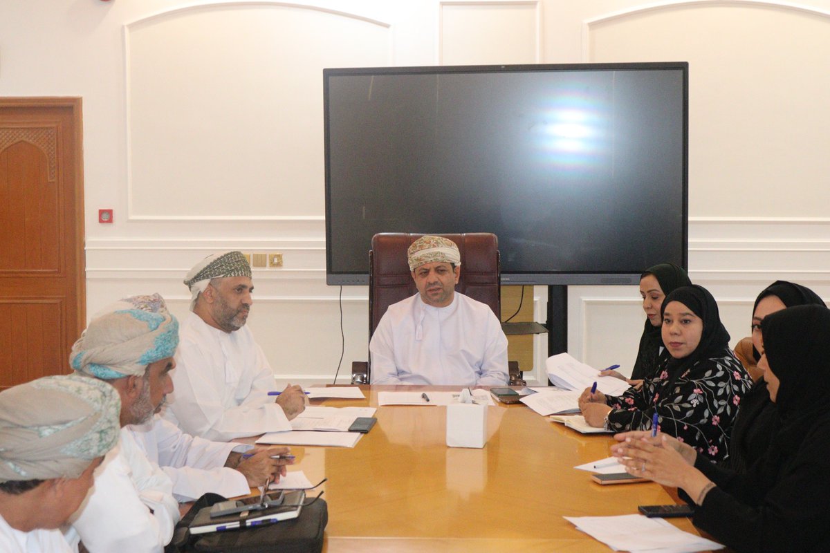 EduGovMct's tweet photo. #تعليمية_مسقط
عقد اليوم اجتماع للفريق التشغيلي لنظام درب السلامة برئاسة الفاضل/الدكتور علي بن سالم الشكيلي المدير العام للمديرية العامة للتربية والتعليم لمحافظة مسقط وحضور الفاضلة الدكتورة المديرة العامة المساعدة للتعليم، حيث تضمن الاجتماع استعراضا للموقف التنفيذي لتفعيل النظام في مدارس المحافظة، والاطلاع على التحديثات الجديدة فيه.
وفي نهاية الاجتماع وجه الفاضل الدكتور المدير العام أعضاء الفريق إلى تكثيف العمل و التنسيق مع إدارات المدارس لتفعيل النظام بشكل كامل  لضمان سلامة الطلبة في الحافلات المدرسية.
#فعاليات_تعليمية_مسقط
#مدارسنا_مستقبل_واعد
#تعلم_مستدام