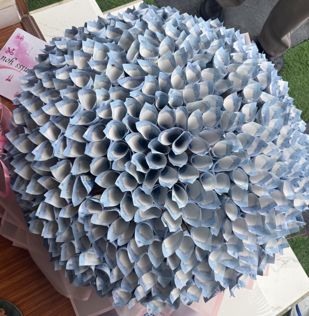 Every women deserve this special treatment 🥹🥰🥰

Imagine your woman waking up to this beautiful money cake/ bouquet 🥹 

Kindly send us a dm to order 🥰😍

#ImisiAyanwale