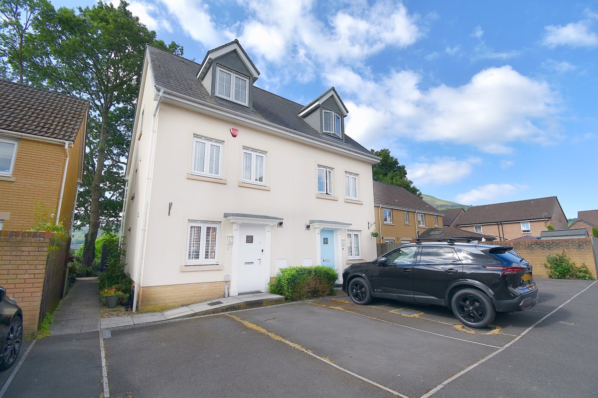 Parryshomes's tweet photo. NEW PRICE - Llanfoist, Abergavenny
👉 Well-presented semi-detached house 
👉 3 bedrooms, principal with en-suite 
👉 Open-plan kitchen/dining room
👉 South-facing garden⠀⠀⠀⠀
£280,000
EPC Rating - C. Council Tax Band - E. Freehold
01873 858990📞
https://t.co/PuCjck7BNb https://t.co/gxEMICnxQ7