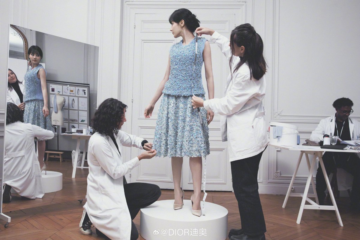 Dilraba attended the Dior SS26 show at Paris Fashion Week, which also marked Jonathan’s first women’s collection with Dior, and her elegant aura perfectly matched the maison’s refined grace.

#DilrabaxDior 
#Dilraba 
#DiorSS26 <a href="/Dior/">Dior</a>