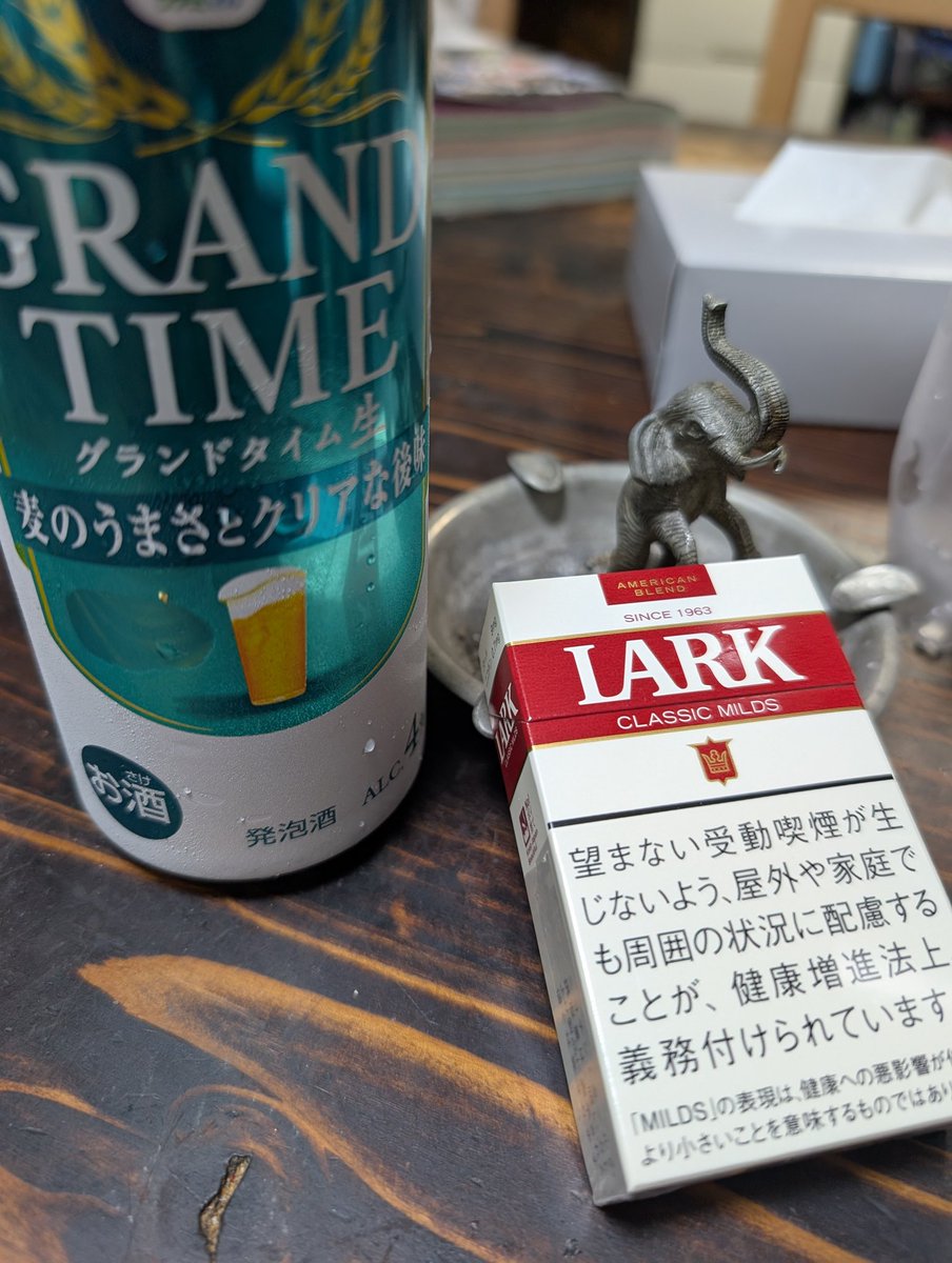 ニコチンとアルコールが世の中とギリギリの繋ぎ。