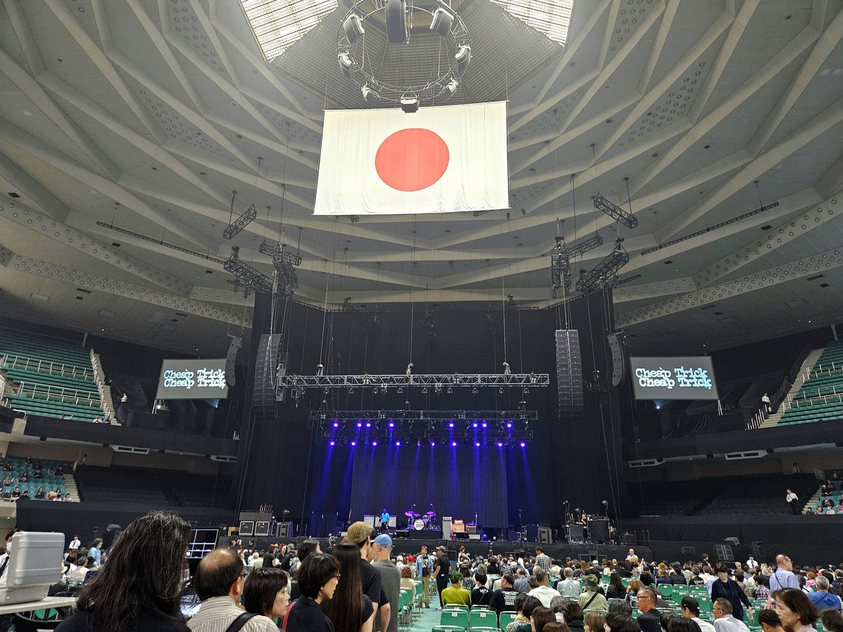 potesalamylife's tweet photo. 武道館到着
物販はあきらめました…
#CheepTrick
#チープ・トリック https://t.co/wPVertQ2mi