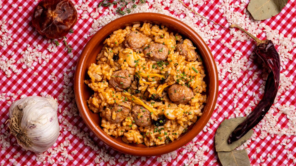 #LaXeflaLH 🍲
Els plats de Caracas2:

LA XEFLA LH
🥘 Arròs · Botifarró · Cansalada · Bolets · Verdures · Mongetes · 

PLAT DE LA CASA
🧆 Mandonguilles casolanes amb crema de bolets, tòfona i pernil ibèric.

🥘 La Xefla L'H
🗓️ 4 d'octubre d'11 a 23h
📍 La Farga de L'Hospitalet