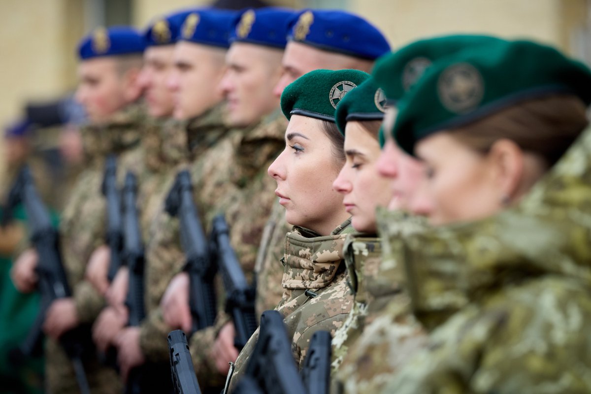 ZelenskyyUa's tweet image. Наші захисники й захисниці. Кожен, хто обрав для себе абсолютно гідний шлях захисту нашої незалежності, нашої держави та людей, права українців жити вільно на своїй землі. Сьогодні ваш день – день мільйонів, усіх, хто присвячує своє життя життю України. День, коли українці…