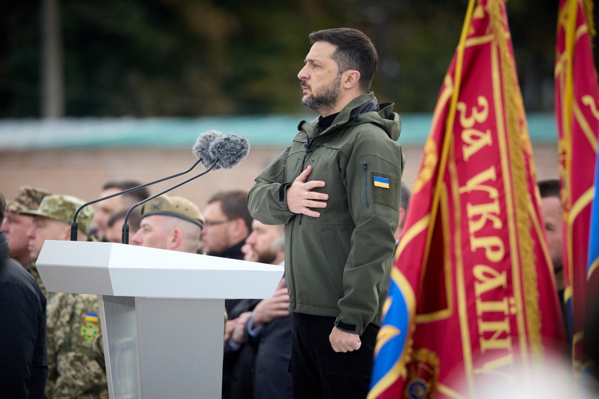 ZelenskyyUa's tweet image. Наші захисники й захисниці. Кожен, хто обрав для себе абсолютно гідний шлях захисту нашої незалежності, нашої держави та людей, права українців жити вільно на своїй землі. Сьогодні ваш день – день мільйонів, усіх, хто присвячує своє життя життю України. День, коли українці…