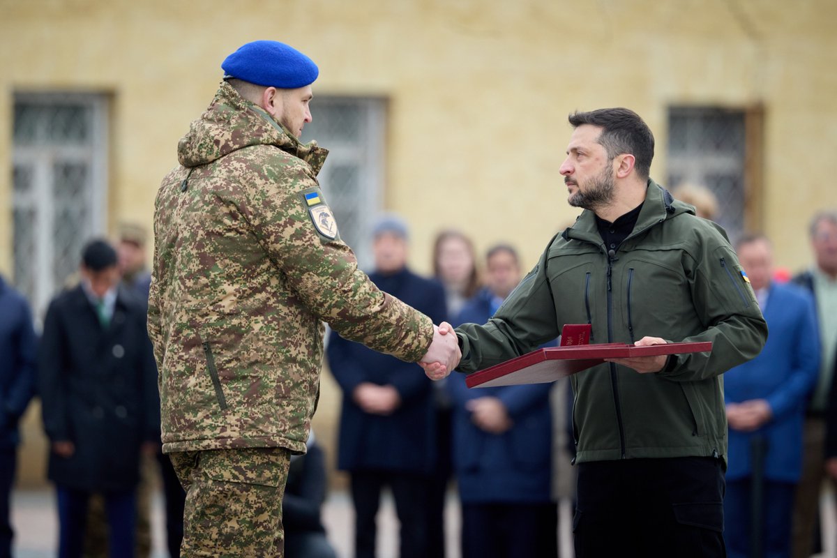 ZelenskyyUa's tweet image. Наші захисники й захисниці. Кожен, хто обрав для себе абсолютно гідний шлях захисту нашої незалежності, нашої держави та людей, права українців жити вільно на своїй землі. Сьогодні ваш день – день мільйонів, усіх, хто присвячує своє життя життю України. День, коли українці…