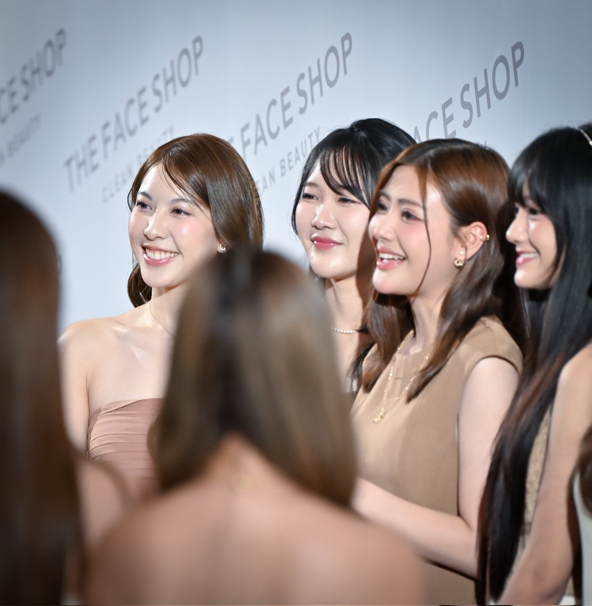doctor_keng's tweet photo. 🤍🤎 Group posted 🤎🤍 6 #MinminRachaya #PUPEJiradapa #GygeeNatkul #THEFACESHOP #TFS11thAnniversary #THEFACESHOPxMinmin #CentralWorld #NikkorZ70200f2_8S https://t.co/g8g01qVM9A