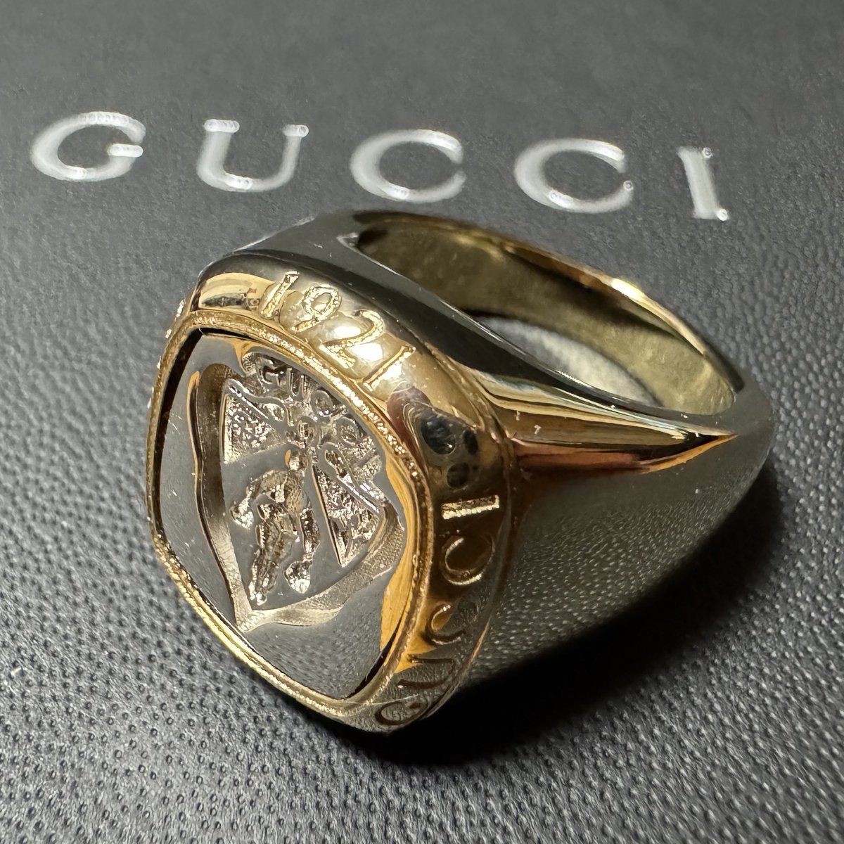 inuzukiningen's tweet photo. GUCCI
LA FAMIGLIA
Crest Ring

入店10分ほどで
SEE NOW BUY NOW https://t.co/j3xlVFkUL7