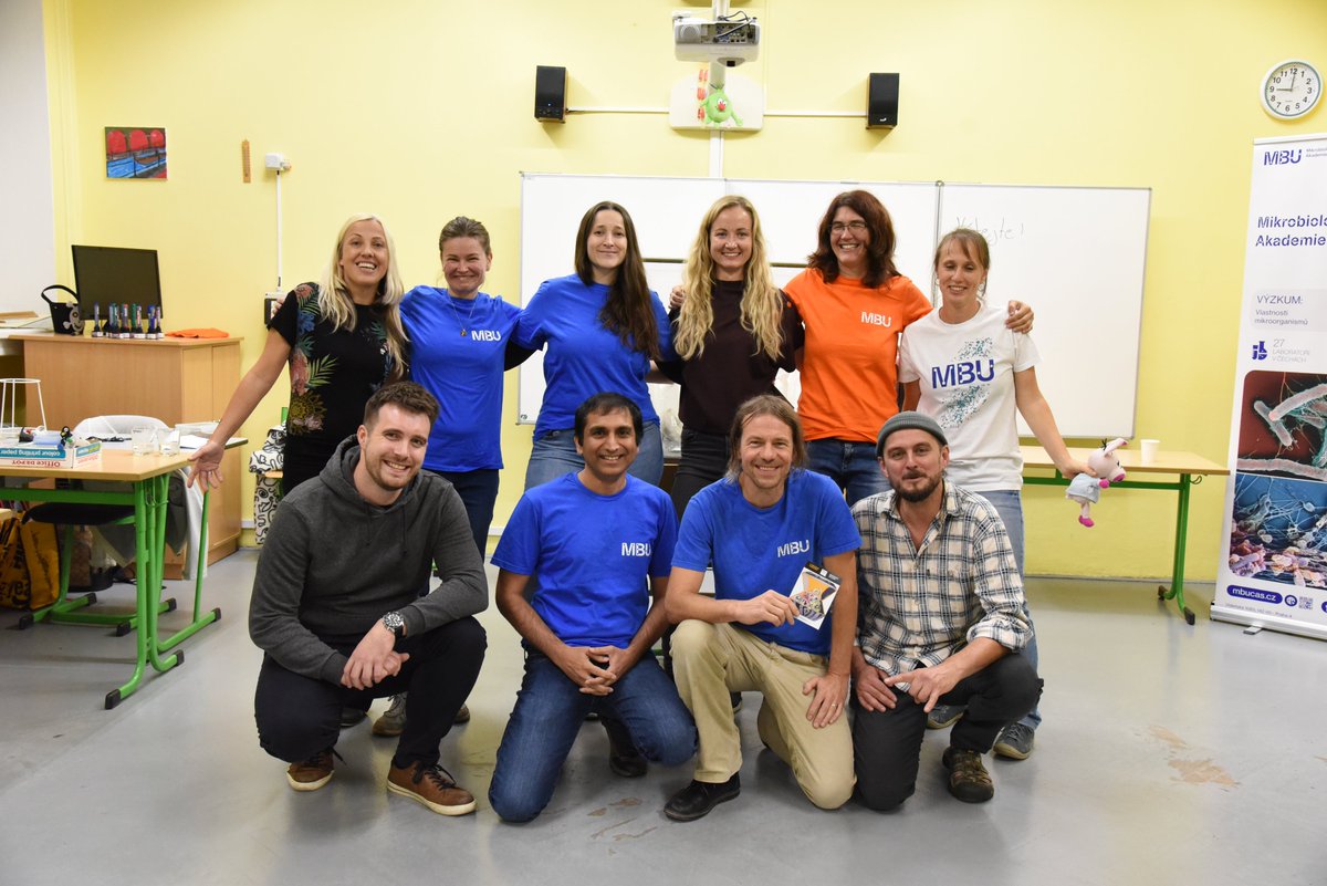 Science doesn't stop at the lab🚀Our team, with guest storyteller Martin Hak, coorganized the #NightOfScience at Gymnázium Dobruška, giving students a glimpse into the fascinating world of microbial/gnotobiotic research✨Big thanks to our team for making science sparkle <a href="/MBU_AVCR/">Mikrobiologický ústav AV ČR</a>