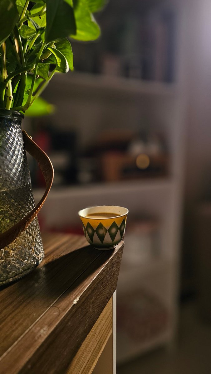 #اليوم_العالمي_للقهوة

رشفت الحرف من كف القـوافي
فــصار الــشعر كــالعطر الــنديم

وقــهــوتنا تــســامرني هـــدوءًا
كــنجم فــي مــدى لــيل بــهيم

يــداعــبني رحــيق الــبن فــيها
كــوعد الــحب في عشق قديم

تــحــدثني فــأشــربها وأحــيــا
تــواســيني بــلــحن مــســتهيم