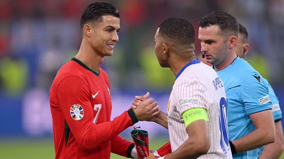 ActuCR7_'s tweet photo. 🚨⚪️ | Cristiano Ronaldo 🇵🇹 à propos de Kylian Mbappé 🇫🇷 :

« Chers fans du Real, prenez soin de ce jeune homme. C’est un grand joueur. Le Real Madrid doit l’aider et le protéger. Il n’y a aucun doute : il apportera beaucoup de bonheur aux supporters. » ❤️ https://t.co/24FsVAW5Hv