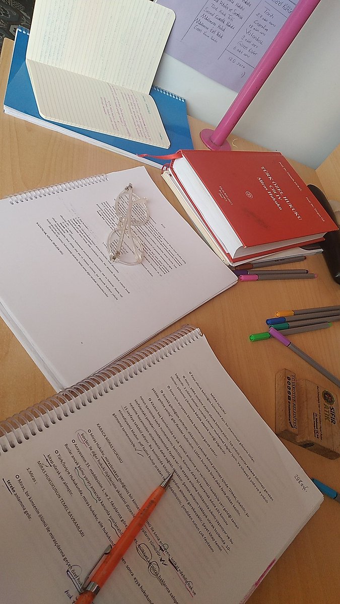 lawlovent's tweet photo. Ben miras hukuku için kitap aldım, not çıkardım sonra kanunumu büyük çıkardım ve özet not çıkardım ama bunlara rağmen dersten kaldım işte this is my academic era https://t.co/URH0IP9D7V